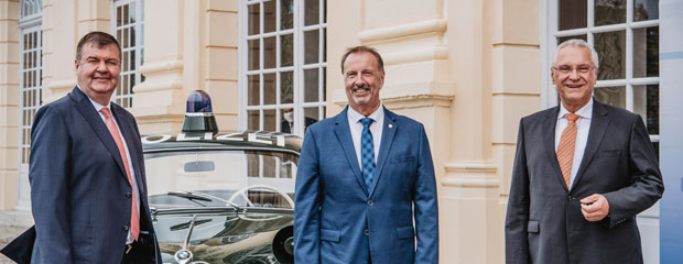 Harald Pickert, Robert Heimberger, Joachim Herrmann vor einem historischen Polizeifahrzeug