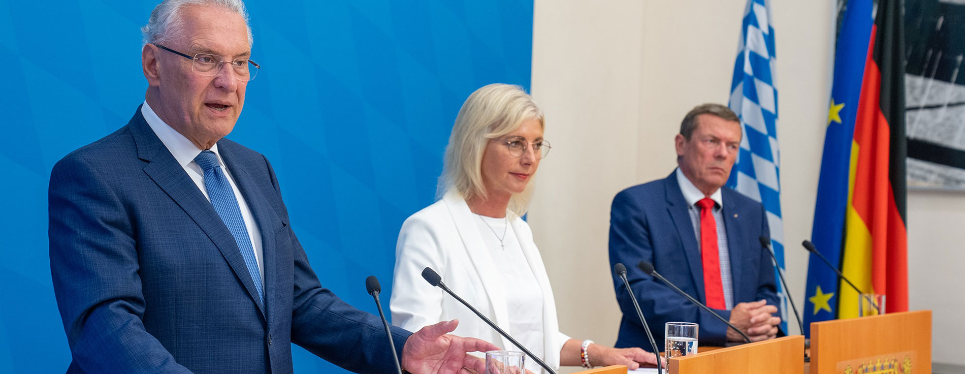 Bayern ist Spitzenreiter bei der Integration in Arbeit: Integrationsminister Joachim Herrmann, Arbeitsministerin Ulrike Scharf und der Vorsitzende der Geschäftsführung der Regionaldirektion Bayern der Bundesagentur für Arbeit, Ralf Holtzwart Integrationsminister Joachim Herrmann, Arbeitsministerin Ulrike Scharf und Ralf Holtzwart am Rednerpult