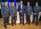 Gruppenfoto: Michael Wüst, Fritz-Helge Voß, Innenminister Joachim Herrmann, Andre Stark und Klaus Liepert, im Hintergrund THW- Rollups
