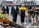 Herrmann geht mit weiterem Mann durch Spalier der Ruderer