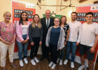Gruppenfoto mit Herrmann und den Athletinnen und Athleten