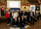 Gruppenbild von der Preisverleihung mit Innenminister Joachim Herrmann, Prof. Dr. Hermann Rumschöttel (Vorsitzender des Stiftungsrats der Bayerischen Volksstiftung) und Personen vom Jugendrotkreuz Bayern