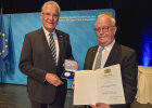Innenminister Joachim Herrmann neben Anton Heindl mit Kommunaler Verdienstmedaille in Silber und Urkunde