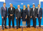 Auf dem Gruppenfoto sind ganz links Landrat Sebastian Gruber, Bezirksvorsitzender Niederbayern des Bayerischen Landkreistages, und 2. Person von links Michael Zolinski, Personalratsvorsitzender der Regierung von Niederbayern, zu sehen.