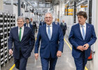 Innenminister Joachim Herrmann bei Führung durch das Werk zwischen zwei Personen der Firma Schaeffler