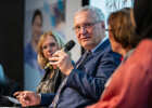 Herrmann mit Mikrofon bei Diskussion, neben ihm Teilnehmerinnen