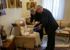 Innenminister Joachim Herrmann und Geistlicher überreichen Geschenke an Papst Benedikt XVI.