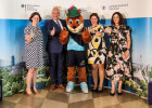 Gruppenbild mit Daumen hoch: Staatssekretärin des Bundesinnenministeriums Juliane Seifert, Bayerischer Innenminister Joachim Herrmann, Maskottchen „Gfreidi“, 3. Bürgermeisterin der Landeshauptstadt München Verena Dietl und Geschäftsführerin Olympiapark München Marion Schöne
