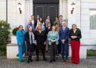 Gruppenfoto der Teilnehmerinnen und Teilnehmer der Integrationsministerkonferenz, insbesondere Innenstaatssekretär Sandro Kirchner vor Eingang