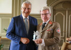 Herrmann und Wanat mit Figur von einem bayerischen Löwen