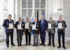Gruppenfoto mit allen Geehrten und Joachim Herrmann