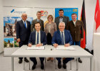 Herrmann und Vertreter des Zweckverbands bei Unterschrift, im Hintergrund Gerhard Eck und weitere Personen