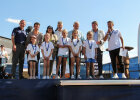 Gruppenfoto mit Herrmann, Neureuther und weiteren Personen und dem Siegerinnenteam mit Medaillen