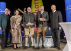 Gruppenfoto mit Sportminister Joachim Herrmann, Landwirtschaftsministerin Michaela Kaniber und Sportlern