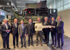 Gruppenfoto mit symbolischem großen Schlüssel vor Militärfahrzeug: Erster Direktor beim BAAINBw Jan Gesau (Abteilungsleiter Land-Unterstützung), Armin Papperger Vorstandsvorsitzender Rheinmetall AG), Karsten Klein, MdB (FDP, Obmann Haushaltsausschuss), Bernhard Loos, MdB (CSU, Wirtschaftsausschuss), Generalmajor Funke (Kommandeur Logistikkommando), Innenminister Joachim Herrmann, Henning Otte (MdB, Stellvertretender Vorsitzende Verteidigungsausschuss, CDU), Michael Wittlinger (Vorsitzender der Geschäftsführung Rheinmetall MAN Military Vehicles GmbH)