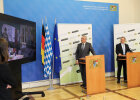 Innenminister Joachim Herrmann und Jörg Ammon, BLSV blicken zum Videoclip