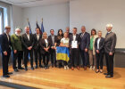 Gruppenbild mit Innen- und Integrationsminister Joachim Herrmann, Regierungspräsident Dr. Konrad Schober und Regierungsvizepräsidentin Sabine Kahle-Sander sowie den Preisträgerinnen und Preisträgern des „Ukraine-Sonderpreises“ der Mittelschule Feldkirchen-Westerham im Landkreis Rosenheim