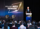 Herrmann auf Bühne am Rednerpult