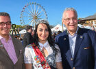 Nürnbergs Wirtschaftsreferent Michael Fraas, Nürnberger Volksfestkönigin Christina Späth, Innenminister Joachim Herrmann, im Hintergrund Volksfest mit Riesenrad etc.