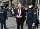 Innenminister Joachim Herrmann im Gespräch mit Polizisten in Münchner Innenstadt