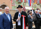 Innenminister Herrmann mit Menschen in Tracht der  Siebenbürger Sachsen