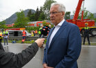 Innenminister Herrmann vor der Unfallstelle