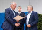 Herrmann überreicht einem Geehrten eine Urkunde