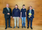 Gruppenbild mit Innenminister Joachim Herrmann, zwei THW-Mitarbeiter und Gesandter Martín Kremer