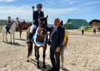 Innenminister Joachim Herrmann neben Reiter auf Pferd, im Hintergrund weitere Reiter