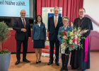 Gruppenfoto: Innenminister Joachim Herrmann, Elisabeth Lohner (Diözesanoberin), Erich Prinz von Lobkowicz, Baronin von Gemmingen mit Blumenstrauß und Weihbischof Josef Graf