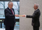 Bayerischer Innenminister Joachim Herrmann und Thomas Strobl (CDU), Innenminister von Baden-Württemberg bei symbolischer Staffelstabübergabe