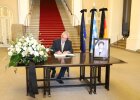 Minister Herrmann trägt sich ins Kondolenzbuch ein