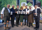 Gruppenfoto mit Steinkrügen