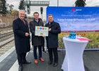 Herrmann, Josel und Bernreiter vor Pressewand am Bahnsteig