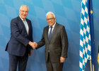 Innenminister Joachim Herrmann gibt Innenminister von Malaysia, Dato' Seri Hamzah bin Zainudin, die Hand