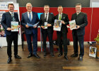 Innenminister Joachim Herrmann und weitere Personen mit Heilpäderbroschüren