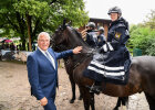 Herrmann neben Polizeipferd