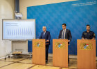 Innenminister Joachim Herrmann, Jusitzminister Georg Eisenreich und Polizeibeamter bei Präsentation des Lagebilds