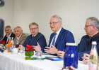 Herrmann am Besprechungstisch neben weiteren Teilnehmern