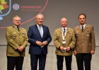 Innenminister Joachim Herrmann neben Vertretern der Johanniter-Unfall-Hilfe in Uniform