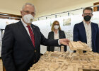 Innenminister Joachim Herrmann und zwei weitere Personen in Ausstellung mit Modellbau