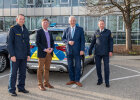 Gruppenbild vor Polizeiauto: Landespolizeipräsident Michael Schwald, US-Generalkonsul Timothy E. Liston, Innenminister Joachim Herrmann und Dienststellenleiter Andreas Schaumaier.