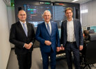 Innenminister Joachim Herrmann, Finanzminister Albert Füracker und Justizminister Georg Eisenreich im Cyber-Lagezentrum, im Hintergrund Arbeitsplätze mit vielen Monitoren