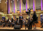 Innenminister Joachim Herrmann vor Orchester bei Rede mit Blick zur Kamera