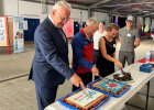 Innenminister Joachim Herrmann, Vertreter der Bergwacht und weitere Teilnehmerin beim Kuchenanschnitt