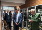 Kirchner und POK a. D. Johann Jägg in alter grüner Polizeiuniform bei Ausstellung
