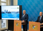 Innenminister Joachim Herrmann und Präsident des Landesamtes für Verfassungsschutz Dr. Burkhard Körner hinter Rednerpulten bei Präsentation