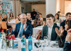 Herrmann neben Taliso Engel am Tisch, Applaus von den Personen