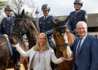 Innenminister Joachim Herrmann hat beim Ortstermin bei der Reiterstaffel auf dem Gelände der Olympia-Reitanlage bekräftigt: „Die Olympia-Reitanlage ist Aushängeschild für Bayern und Vorbild für eine nachhaltige Nutzung olympischer Sportstätten.“ Innenminister Joachim Herrmann und Schirmherrin der berittenen Einheiten der Bayerischen Polizei, Karin Baumüller-Söder