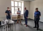 Innenminister Joachim Herrmann mit drei weiteren Herren im Gespräch in einem Büroraum